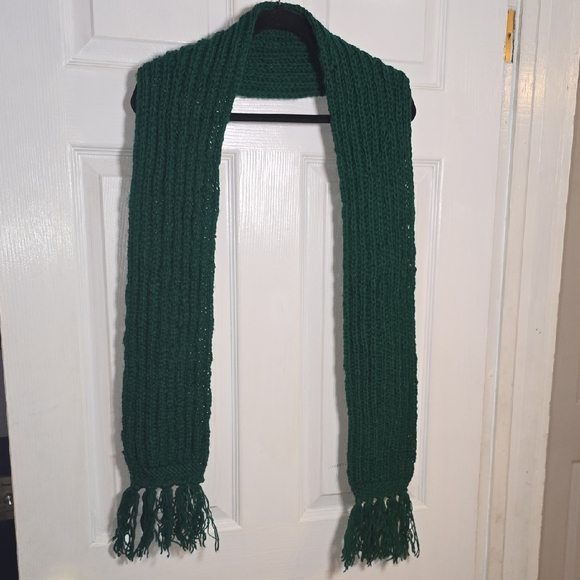 Handmade Cable Knit Elegant Green Scarf With Fringe - Picture 3 of 5